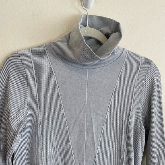 Athleta Women's Top Flurry Downslope Turtleneck Fitted Long Sleeve Grey Medium - Picture 3 of 7